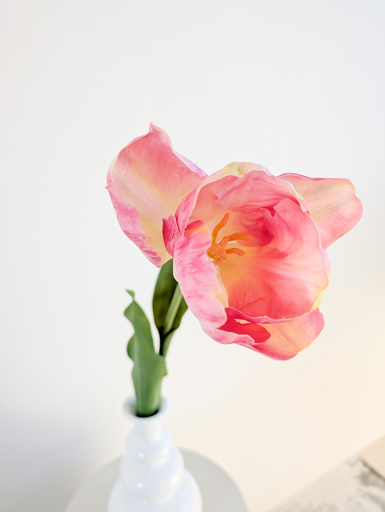 Detail van een natuurgetrouwe zijden tulp
