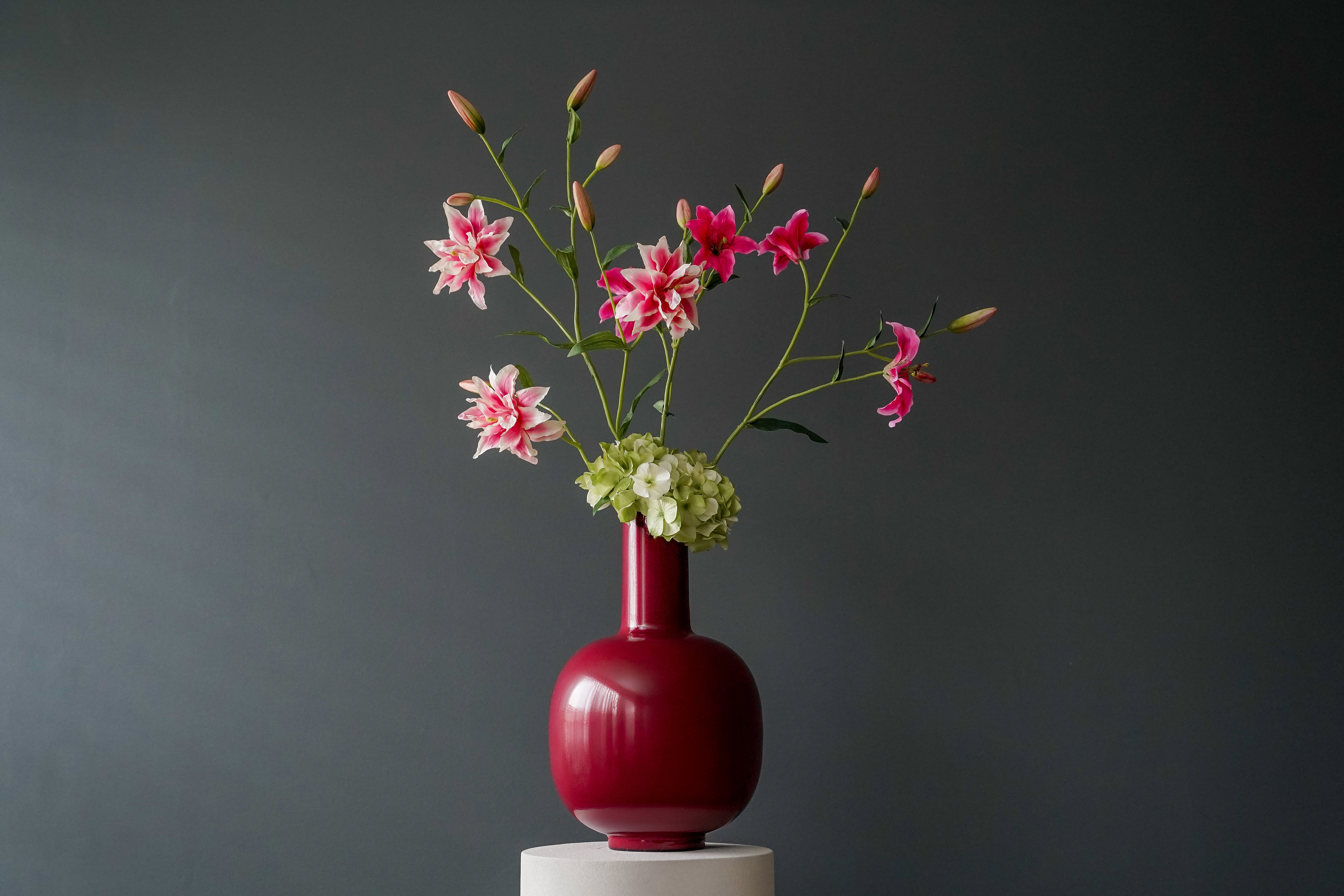 Natuurgetrouw bloemstuk met zijdebloemen