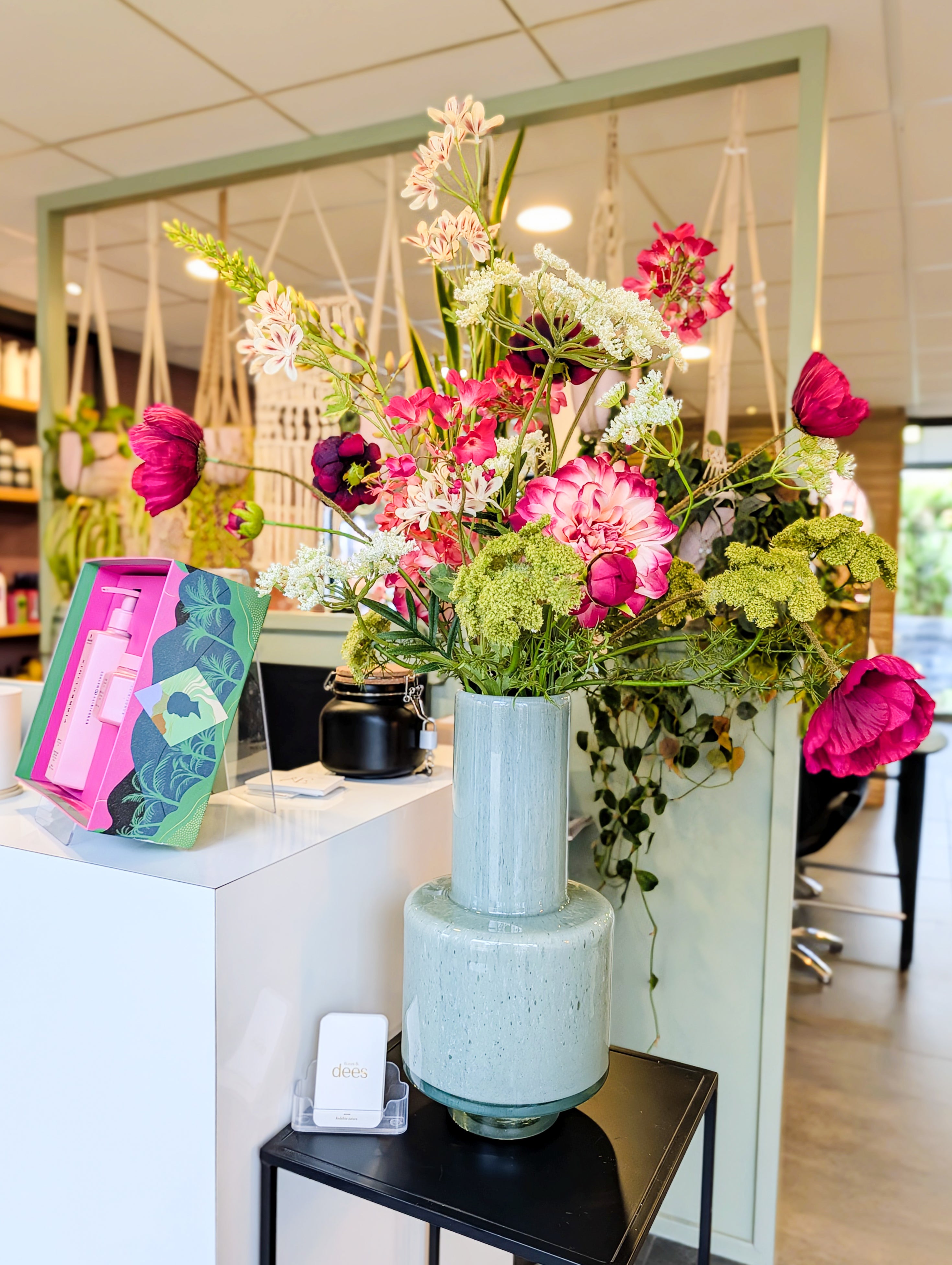 Bloemstuk met natuurgetrouwe zijdebloemen in een stijlvol interieur